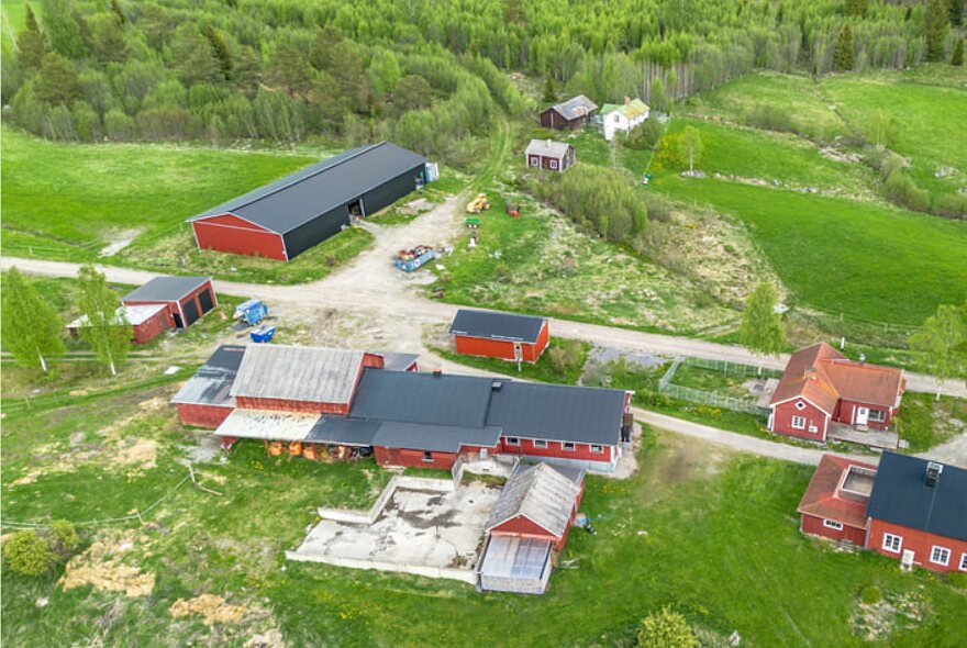 Flygbild över gården i Nordanåker med maskinhallen till vänster.
