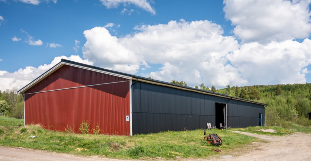 Maskinhallen på gården i Nordanåker, sedd från grusvägen.